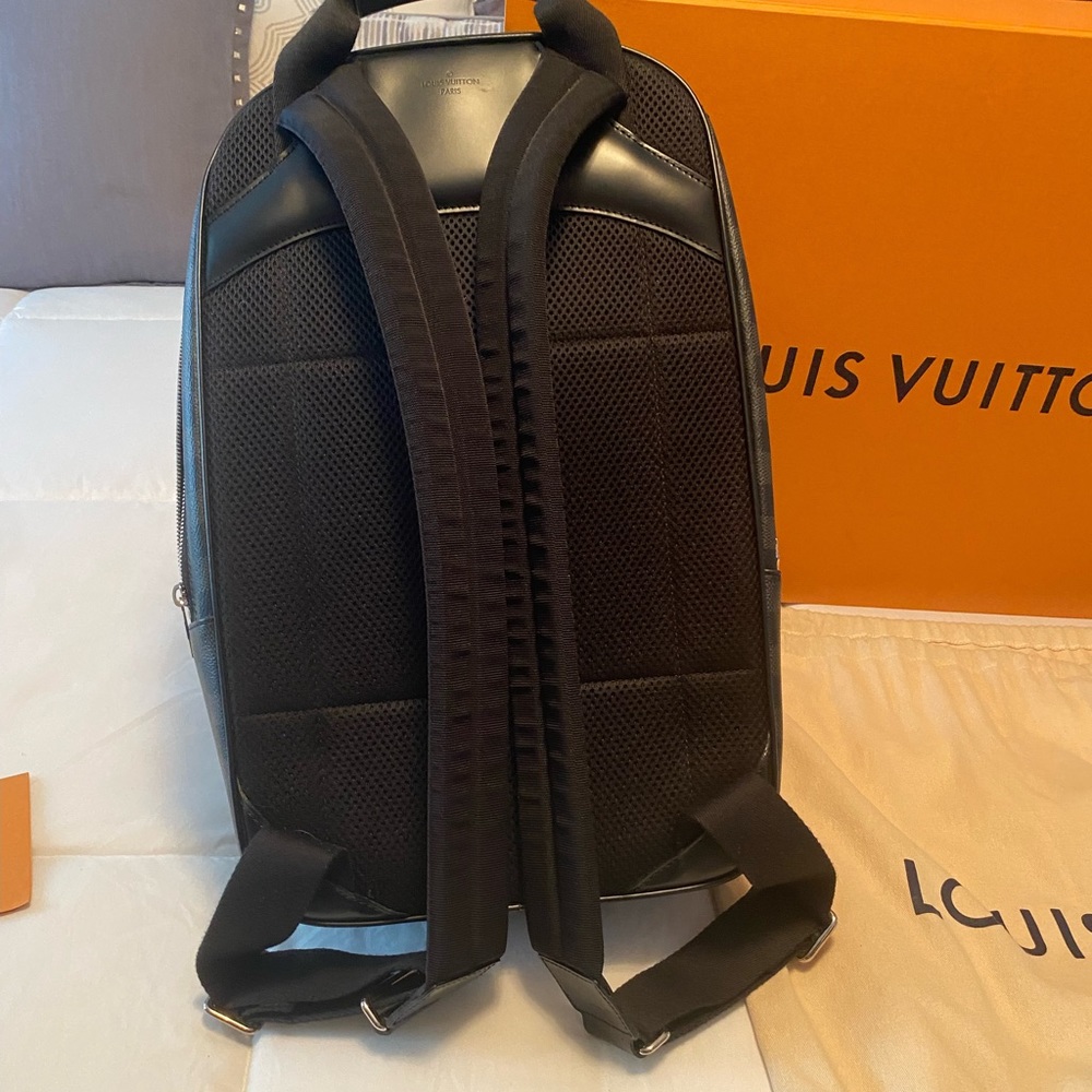 Louis Vuitton mens back pack - Picture 4 of 4